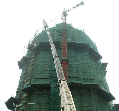 井陉矿吊车在工地上作业